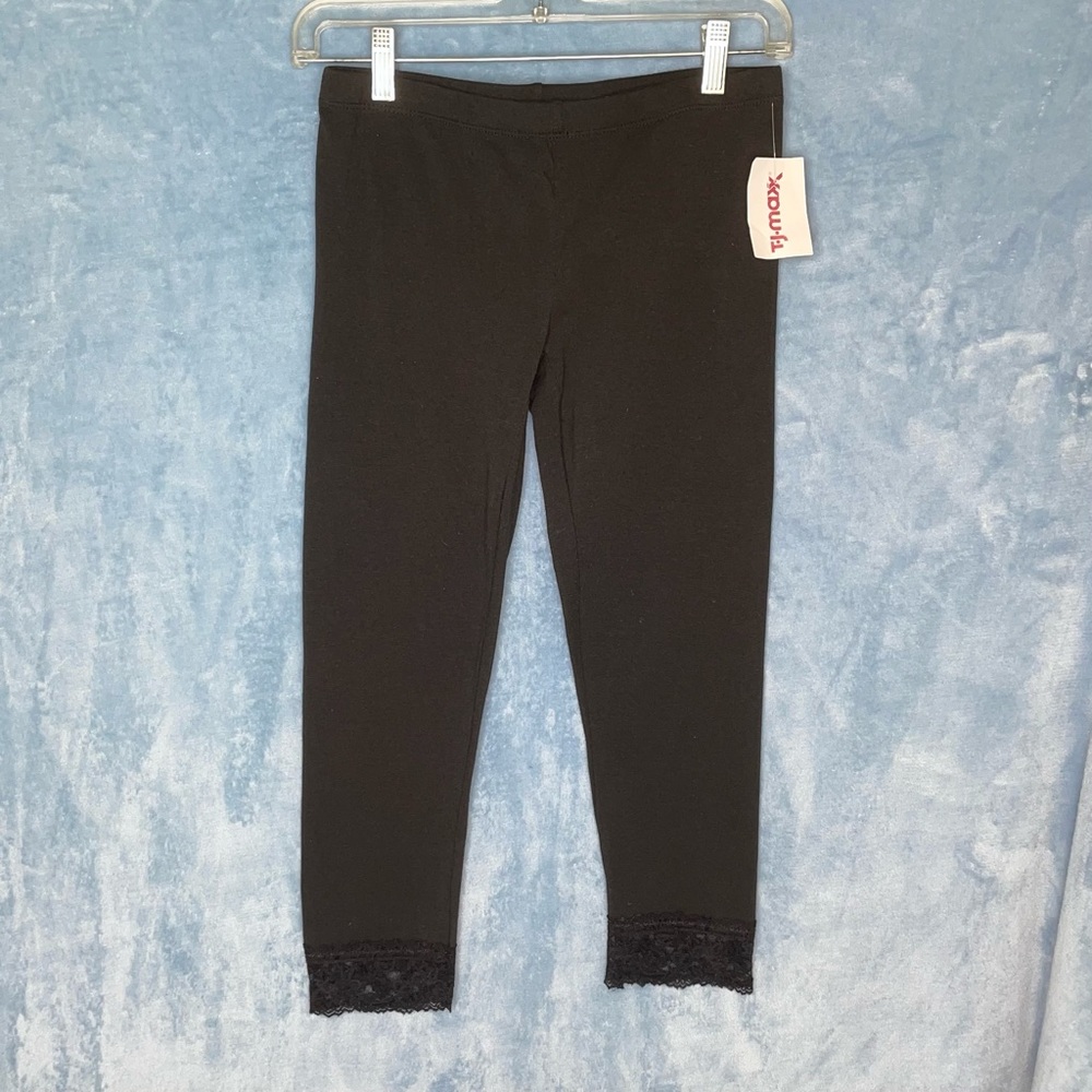NWT hard-to-find Zanana Outfitters black capri leggings with lace cuffs, cute!